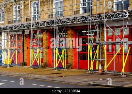 Epsom, Londres, Royaume-Uni, janvier 03 2021, l'extérieur du bâtiment du service d'urgence de la brigade des pompiers d'Epsom est en cours de rénovation Banque D'Images