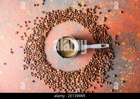 Marmite avec café chaud sur fond de gringe Banque D'Images