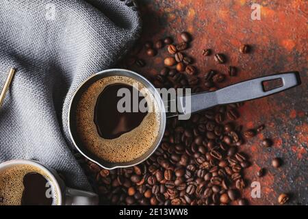 Marmite avec café chaud sur fond de gringe Banque D'Images