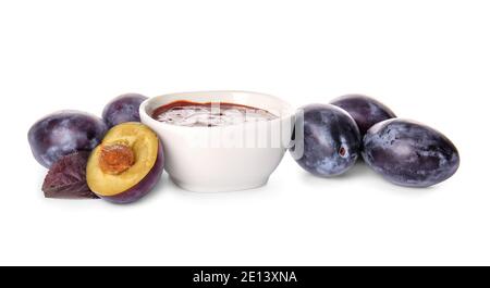 Bol avec une délicieuse confiture de prunes maison sur fond blanc Banque D'Images