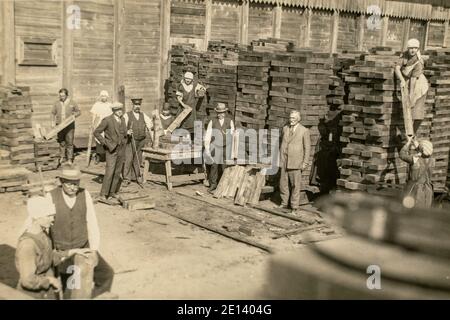 RUSSIE - VERS les années 1920 : photo d'archives vintage des dirigeants d'entreprises et des travailleurs de l'usine de traverses de chemin de fer. Scierie Banque D'Images