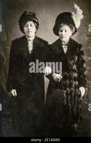 Allemagne - VERS les années 1920 photo de deux jeunes femmes portant un manteau et un chapeau de fourrure. Studio Vintage carte de vue Edwardian Era photo Banque D'Images