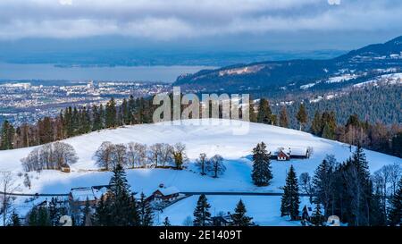 Maison de vacances dans les montagnes autrichiennes avec vue sur le lac de Constance. Paysage enneigé. Ferienhaus in Ammenegg, verschneite Landschaft mit Bodensee Banque D'Images