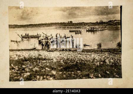 Lettonie - VERS 1918: Troupes de l'armée lettone traversant la rivière à la première Guerre mondiale. Archives photos de champ de bataille d'époque en noir et blanc Banque D'Images