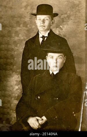 Allemagne - VERS les années 1930 : deux portraits de sexe masculin en studio art déco carte d'armoire photo ancienne. Partenaires commerciaux Banque D'Images