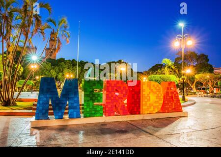 Merida, Mexique - 23 avril 2019 : panneau de la ville dans la vieille ville. Banque D'Images