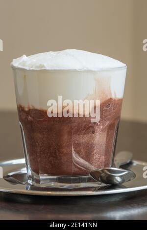 Dessert sucré froid de Granita sicilienne traditionnel avec saveur de chocolat et crème fraîche Banque D'Images