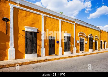 Izamal, Mexique. Rue sur la ville dorée d'Izamal, dans le nord du Yucatan. Banque D'Images