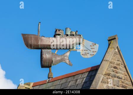 Un vieux bateau météo girouette sur le toit d'un bâtiment victorien contre un ciel bleu. Baie de Cardiff, pays de Galles, Royaume-Uni Banque D'Images