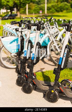 Station de vélos électriques et de scooters à louer, les villes de l'environnement en Autriche. Banque D'Images