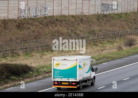 Shepshed, Leicestershire, Royaume-Uni. 4 janvier 2021. Une fourgonnette de groupe phs passe devant les graffitis sur le thème du coronavirus, à côté de l'autoroute M1. Credit Darren Staples/Alay Live News. Banque D'Images