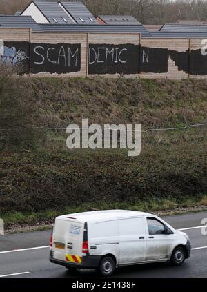 Shepshed, Leicestershire, Royaume-Uni. 4 janvier 2021. Une fourgonnette NHS passe devant les graffitis sur le thème du coronavirus, à côté de l'autoroute M1. Credit Darren Staples/Alay Live News. Banque D'Images