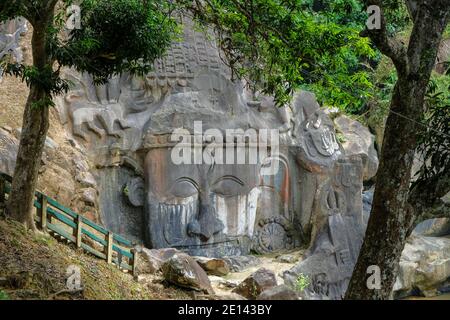 Sculptures sculptées dans la roche au site archéologique d'Unikoti dans l'État de Tripura. Inde. Banque D'Images