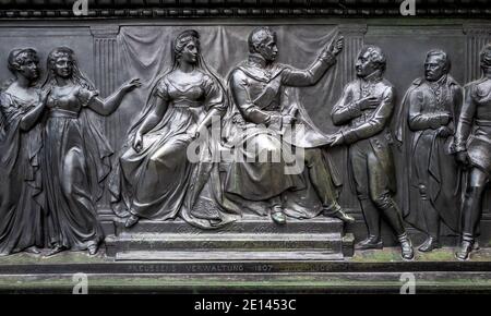 Sculptures en bronze sur le piédestal d'UN monument en face De la Chambre des représentants à Berlin Banque D'Images