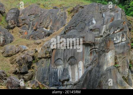 Sculptures sculptées dans la roche au site archéologique d'Unikoti dans l'État de Tripura. Inde. Banque D'Images