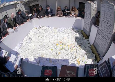 Les juifs orthodoxes hommes et femmes récitent des raies et des psaumes personnels à Ohel, le lieu de sépulture des deux derniers Rebbes Lubavitcher. À Cambria Heights, New York Banque D'Images