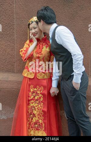 Lors d'une séance photo avant le mariage, un marié fait son sourire traditionnel de mariée habillée. À Greenwich Village, Manhattan, New York. Banque D'Images