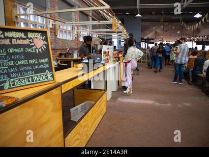 Woodstock, The Old Biscuit Mill, Neighbourgoods Market - Cape Town, Afrique du Sud - 14/11/2020 les sucreries et les barres de jus du marché Neighbourgoods. Banque D'Images