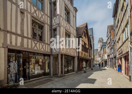 Rouen Normandie 4 mai 2013 l'architecture traditionnelle entoure les boutiques de Rouen, Normandie Banque D'Images