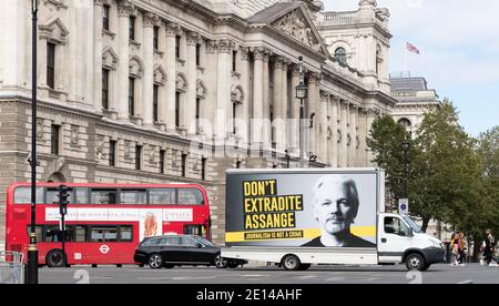 Londres, Royaume-Uni. 8 septembre 2020. La photo du fichier prise le 8 septembre 2020 montre un véhicule portant des messages de 'Don't extradite Assange' dans le centre de Londres, en Grande-Bretagne. Le fondateur de Wikileaks, Julian Assange, ne peut pas être extradé vers les États-Unis « pour des raisons de santé mentale », a statué un tribunal de Londres lundi. Credit: Han Yan/Xinhua/Alay Live News Banque D'Images