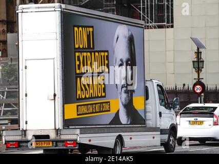 Londres, Royaume-Uni. 8 septembre 2020. La photo du fichier prise le 8 septembre 2020 montre un véhicule portant des messages de 'Don't extradite Assange' dans le centre de Londres, en Grande-Bretagne. Le fondateur de Wikileaks, Julian Assange, ne peut pas être extradé vers les États-Unis « pour des raisons de santé mentale », a statué un tribunal de Londres lundi. Credit: Han Yan/Xinhua/Alay Live News Banque D'Images