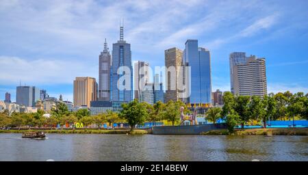 Vue sur le quartier des affaires de Melbourne depuis la rivière Banque D'Images