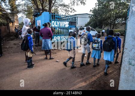 Nairobi, Kenya. 2 mars 2019. Les élèves de l'école primaire olympique ont vu se rendre à l'école tôt le matin après la réouverture des écoles après une période de neuf mois sans école en raison de la pandémie du coronavirus. Credit: Donwilson Odhiambo/SOPA Images/ZUMA Wire/Alay Live News Banque D'Images