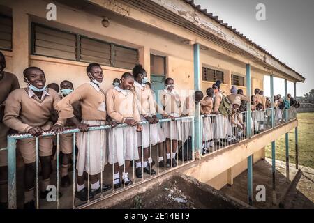 Nairobi, Kenya. 2 mars 2019. Les élèves attendent en dehors de leurs classes à l'école primaire d'Ayany pendant l'arrangement de leurs places pour créer la distance sociale après une période de neuf mois d'absence d'école en raison de la pandémie de coronavirus. Credit: Donwilson Odhiambo/SOPA Images/ZUMA Wire/Alay Live News Banque D'Images