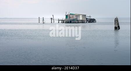 Des cabanes de pêcheurs sur pilotis près du Lido à Venise Banque D'Images