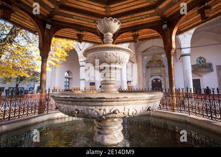 Mosquée avec fontaine devant Sadrvan Banque D'Images