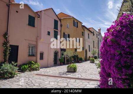 Les façades anciennes et colorées des maisons de la vieille ville d'Imperia, région de Ligurie, Italie Banque D'Images