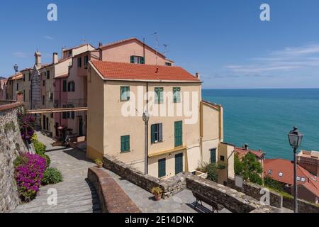 Les façades anciennes et colorées des maisons de la vieille ville d'Imperia, région de Ligurie, Italie Banque D'Images