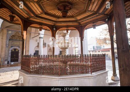 Mosquée avec fontaine devant Sadrvan Banque D'Images