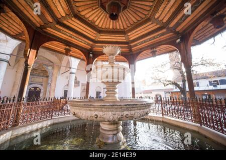 Mosquée avec fontaine devant Sadrvan Banque D'Images