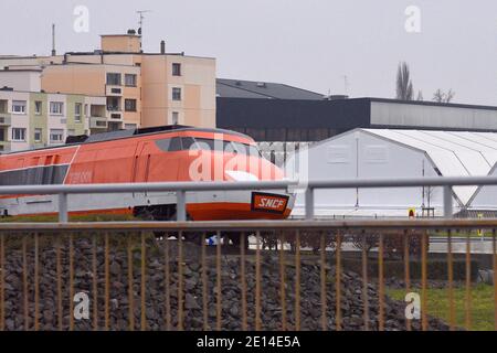 Le TGV 001, premier turbotrain expérimental de la SNCF, a été mis en service en 1972 en France et a été conçu pour fonctionner à des vitesses de 250 km/h à 300 km/h sur un réseau de lignes à grande vitesse. Construit par Alsthom, Brissonneau et Lotz, Turbomeca et M.T.E., il a été classé monument historique par décret du 19 mars 1996. Depuis 2003, l'un des deux moteurs TGV 001 est exposé à côté de l'autoroute A4 à Bischheim, près de Strasbourg, où se trouve également un centre industriel pour la rénovation et l'entretien des trains et des moteurs. La construction d'une ligne reliant Paris-Lyon en deux heures a été c Banque D'Images