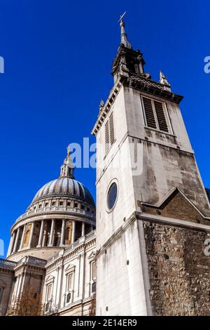 St Augustine avec l'église St Faith à côté de St Paul Cathédrale de Londres Angleterre Royaume-Uni reconstruit en 1680 par Sir Christopher Wren qui est un touriste populaire Banque D'Images