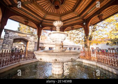 Mosquée avec fontaine devant Sadrvan Banque D'Images