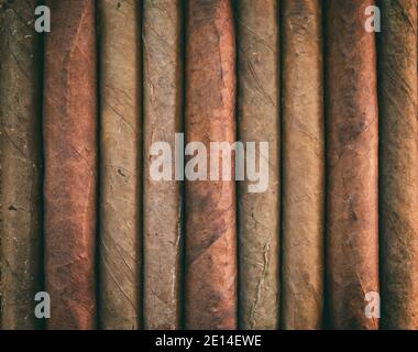 Cigares variété de fond, texture. Assortiment de cigares artisanaux de qualité cubaine, vue rapprochée, concept de style de vie de luxe fumeur de tabac. Banque D'Images