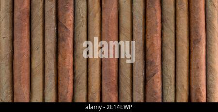 Cigares variété de fond, texture. Assortiment de cigares artisanaux de qualité cubaine, vue rapprochée, concept de style de vie de luxe fumeur de tabac. Banque D'Images