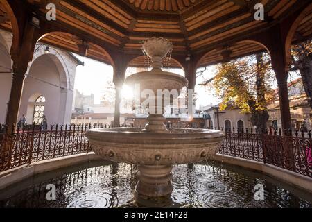 Mosquée avec fontaine devant Sadrvan Banque D'Images