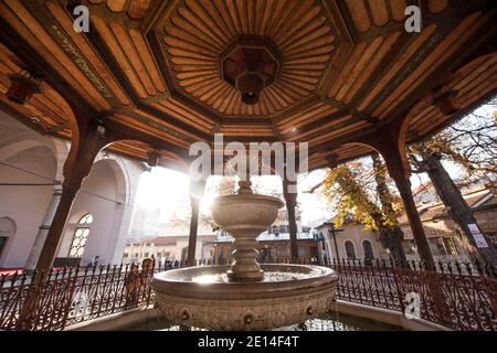 Mosquée avec fontaine devant Sadrvan Banque D'Images