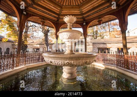 Mosquée avec fontaine devant Sadrvan Banque D'Images