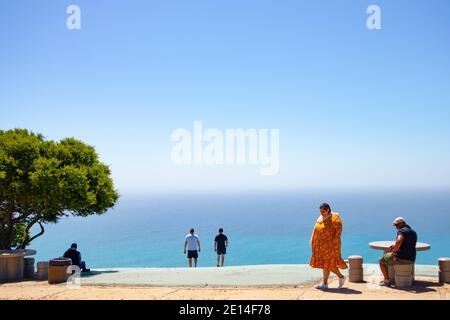 Signal Hill - Cape Town, Afrique du Sud - 02/12/2020 personnes appréciant le paysage charmant de signal Hill. Femme en robe jaune printemps en premier plan. Banque D'Images