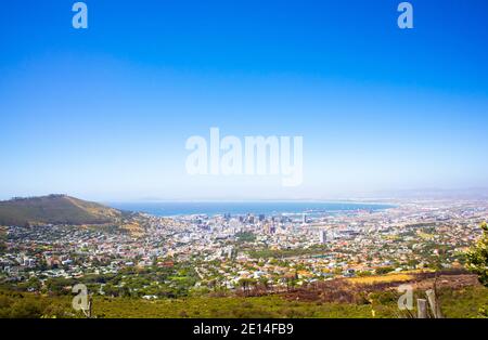 Kloof Corner - le Cap, Afrique du Sud - 02/12/2020 vue apaisante sur le Cap. Champs verts bâtiments colorés et signal Hill inclinés dans le cadre. Banque D'Images