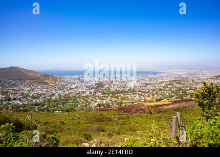 Kloof Corner - le Cap, Afrique du Sud - 02/12/2020 vue apaisante sur le Cap. Champs verts bâtiments colorés et signal Hill inclinés dans le cadre. Banque D'Images