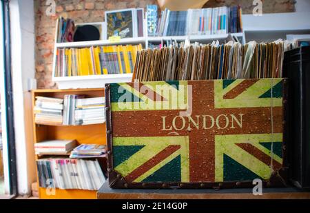Observatoire - Cape Town, Afrique du Sud - 02/12/2020 Collection Vintage en vinyle emballée dans une caisse en bois avec le drapeau du Royaume-Uni et 'London' Banque D'Images