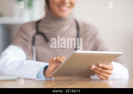 Comprimé numérique dans les mains des femmes médecins, gros plan Banque D'Images