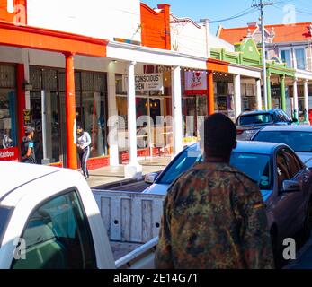 Observatoire - Cape Town, Afrique du Sud - 02/12/2020 Homme regardant de l'autre côté de la rue des bâtiments colorés. Banque D'Images