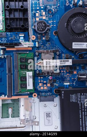 Intérieur d'un vieux PC portable, saleté et tout. Banque D'Images