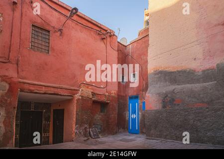 Un coin queit avec une porte bleue colorée dans la médina de Marrakech, au Maroc. Banque D'Images